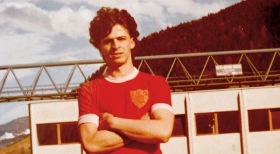 Ayhan Karagüzel ist ein begeisterter Fußballspieler, als er mit 15 Jahren von der türkischen Schwarzmeerküste nach Hall kommt. Sein Vater arbeitete seit 1969 bei den Röhrenwerken und holte ihn nach, da er die Schule in Adapazarı schleifen ließ. Unmittelbar nach seiner Ankunft fängt Karagüzel an, in verschiedenen Mannschaften Fußball zu spielen. Sein Lebenstraum war es, Profifußballer zu werden.

(*1960 in Adapazarı, Provinz Sakarya, Türkei, seit 1975 in Tirol)

Privatbesitz Ayhan Karagüzel