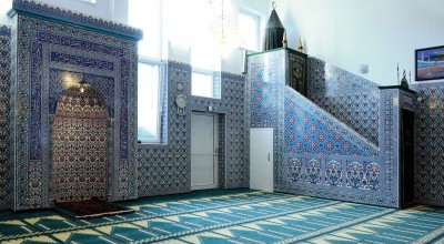 Im Gebetsraum des ATIB-Vereins ist links die Gebetsnische (Mihrab). Sie zeigt – wie in jeder Moschee – die Gebetsrichtung nach Mekka an. Rechts ist die Kanzel (Minbar). Dort hält der Imam am Freitag und an Feiertagen die Predigt. Foto: Ramazan Kireş, 2014