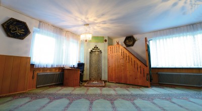 Auch im Gebetsraum der Männer des Milli Görüş-Vereins ist die Gebetsnische (Mihrab) nach Mekka gerichtet.  Das Teppichmuster verläuft deshalb diagonal im Raum. Foto/: Ramazan Kireş, 2014